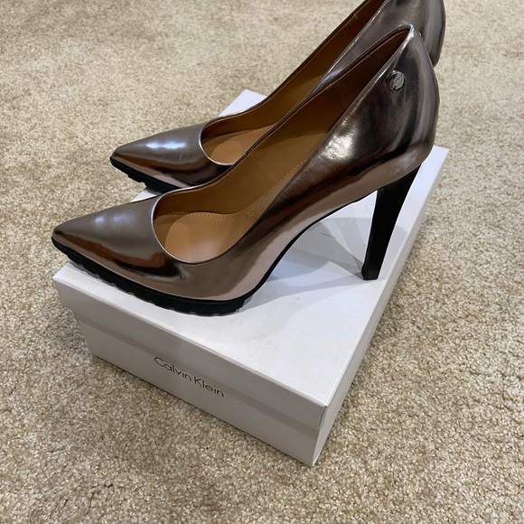 Pumps - Picture 2 of 6